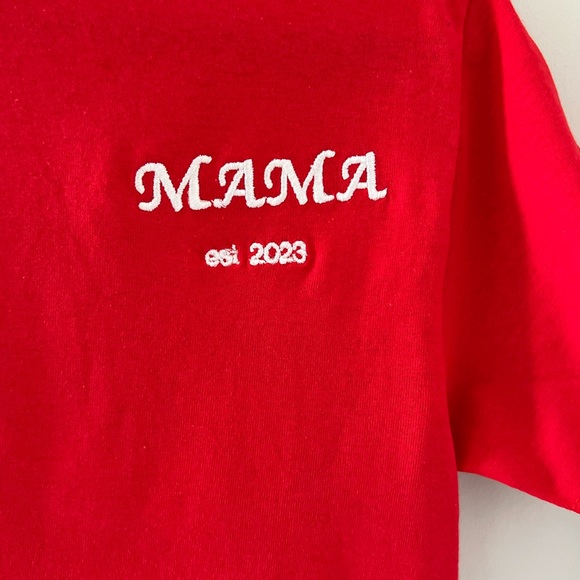 Mama Est.2023 Red T shirt - Picture 2 of 3